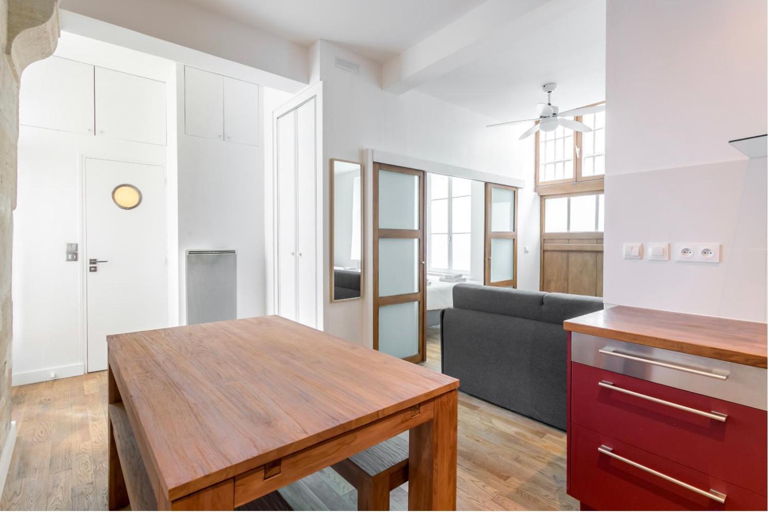 Du Lion/ac Historic Flat, Marais, 4-5 Guests * Paris