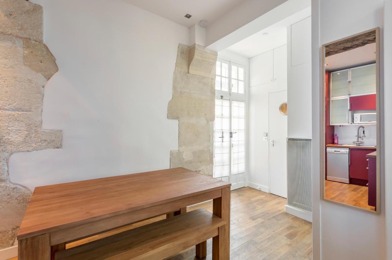 Du Lion/ac Historic Flat, Marais, 4-5 Guests Apartment