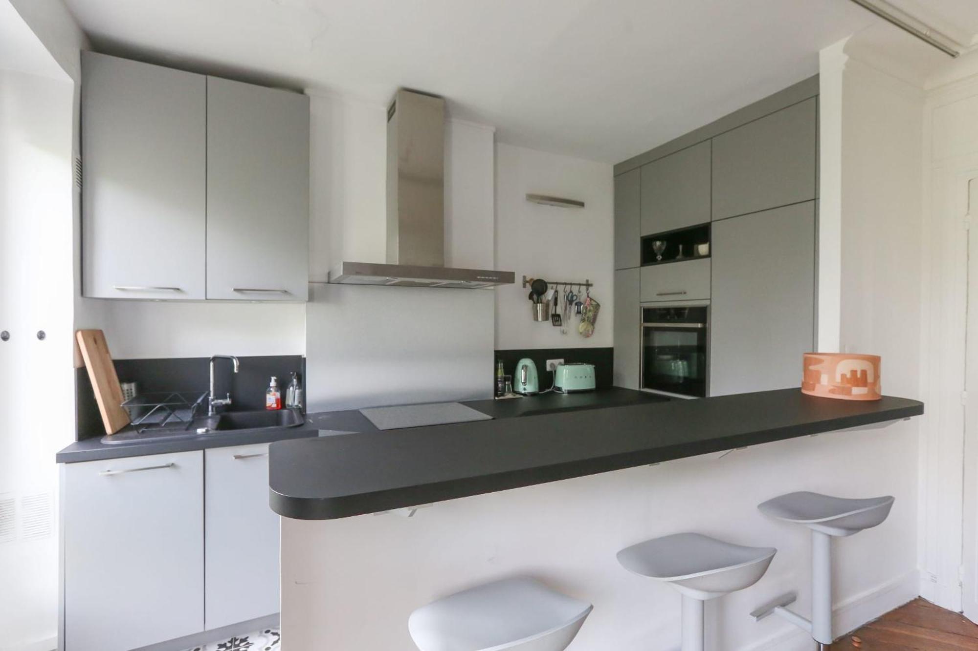 Bright And Charming In The 12th Appartement