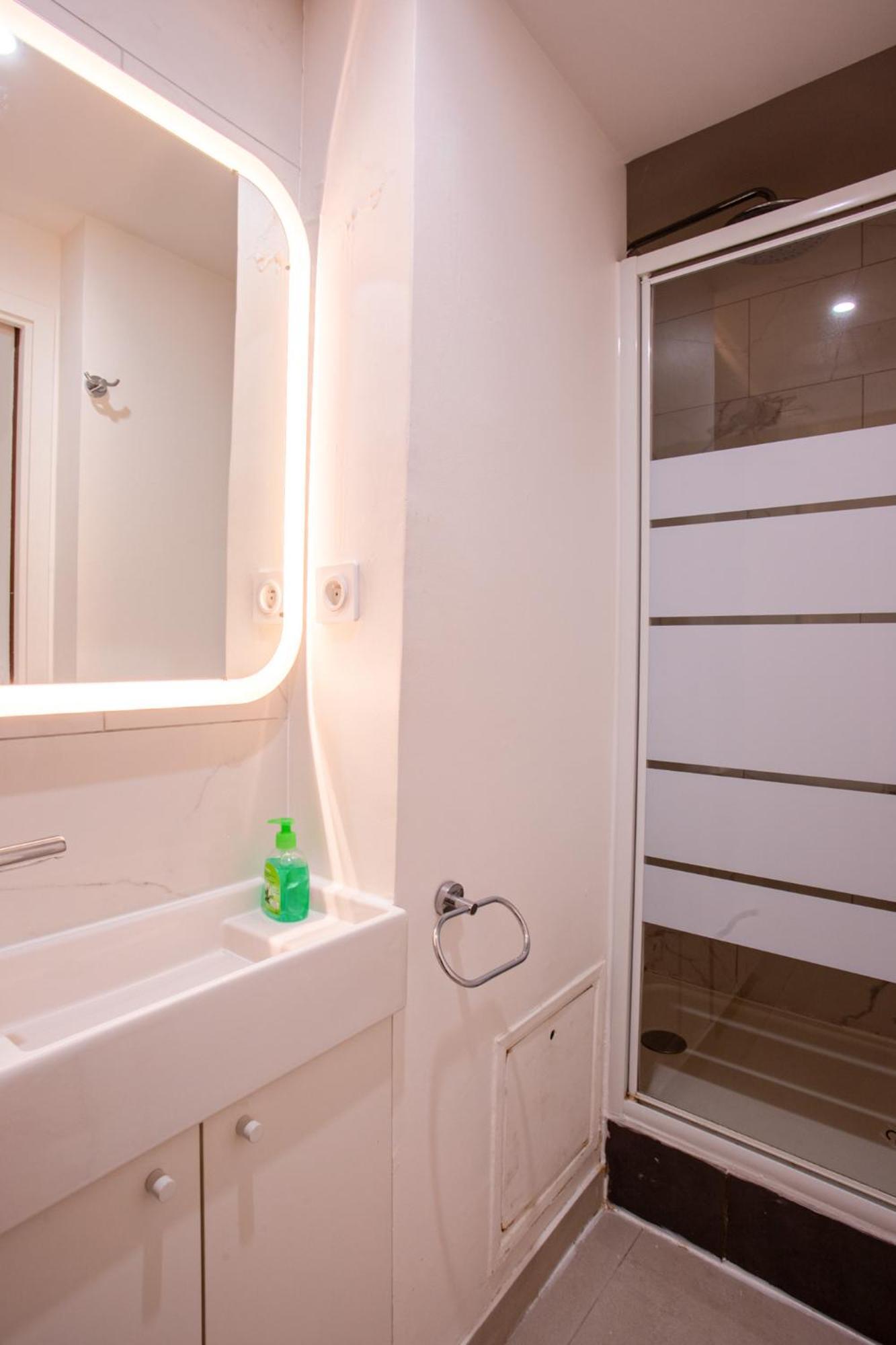Elegant Escape In 14th Apartment