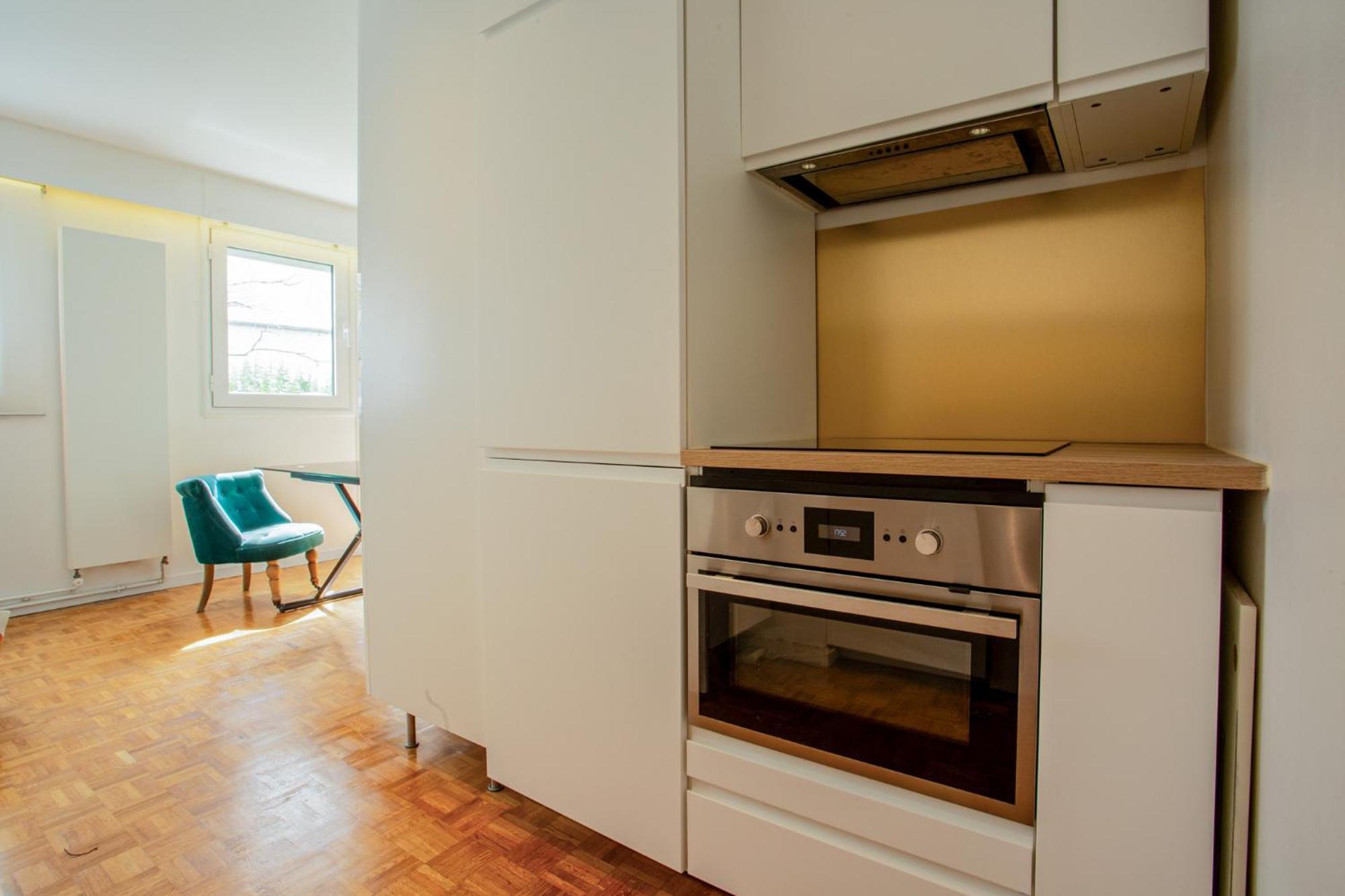 Elegant Escape In 14th Apartment