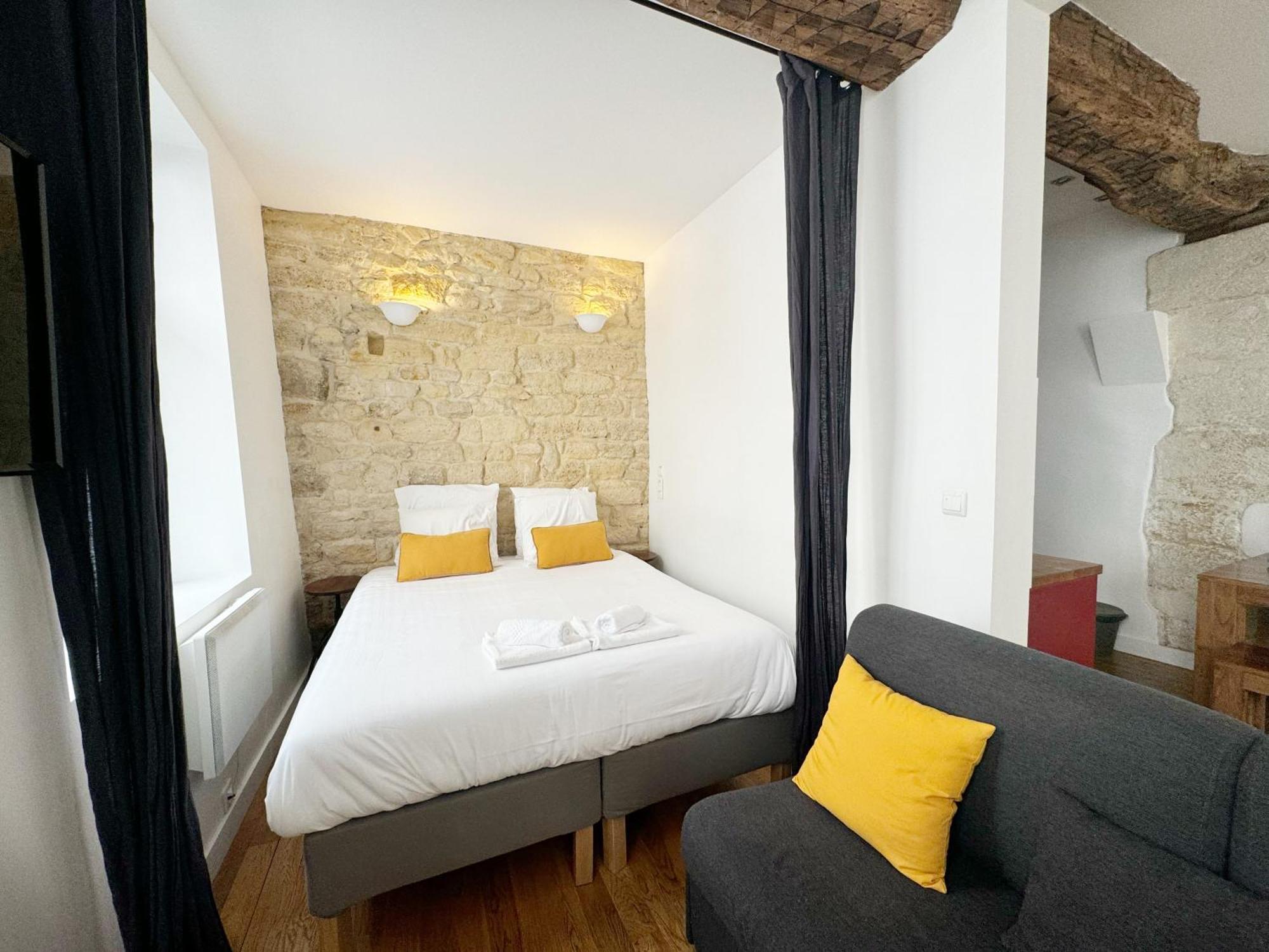 Du Lion/ac Historic Flat, Marais, 4-5 Guests Apartment