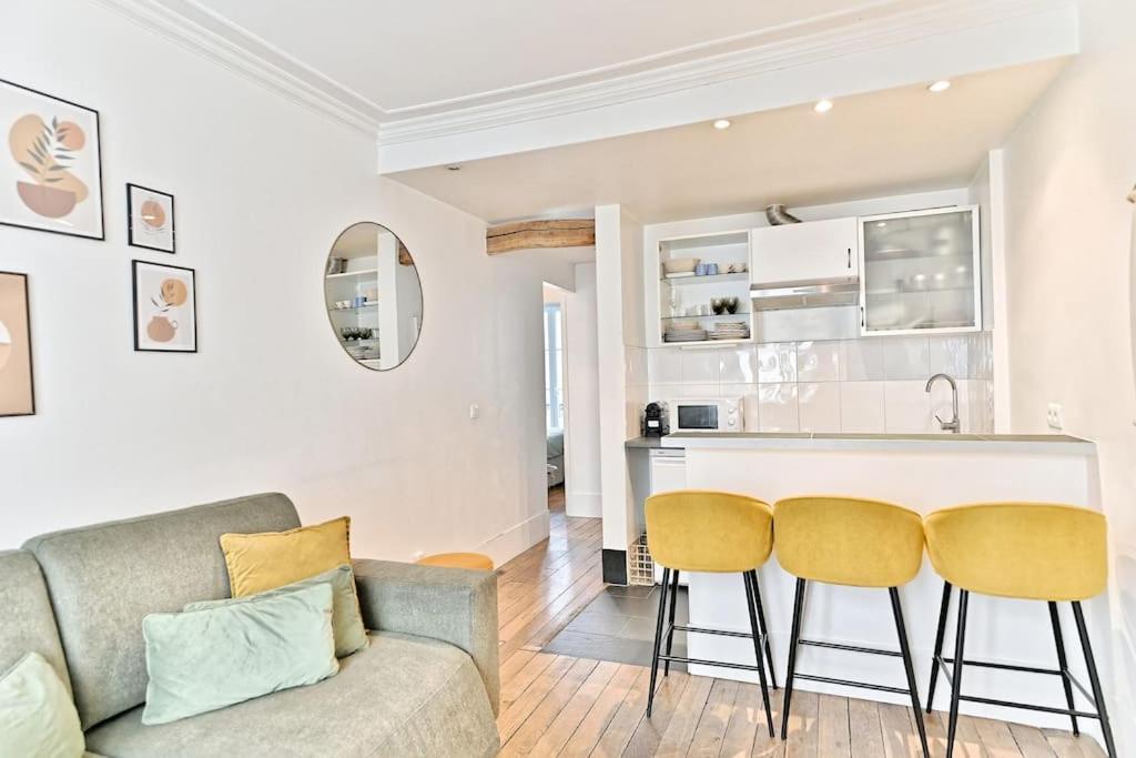 Apartment Chic #eiffeltower #champdemars -v
