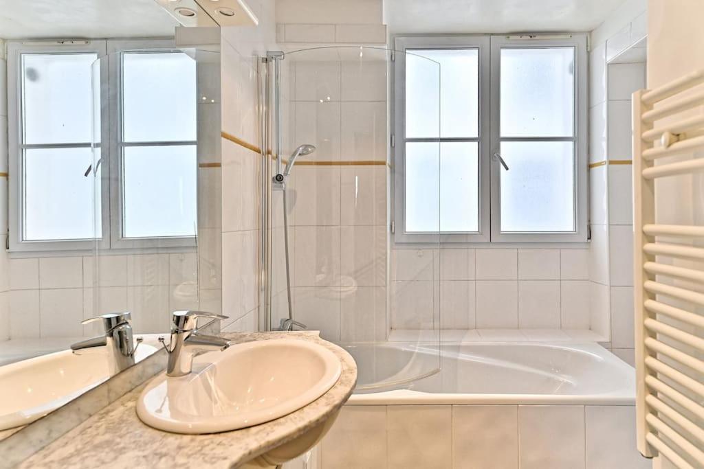 Apartment Chic #eiffeltower #champdemars -v