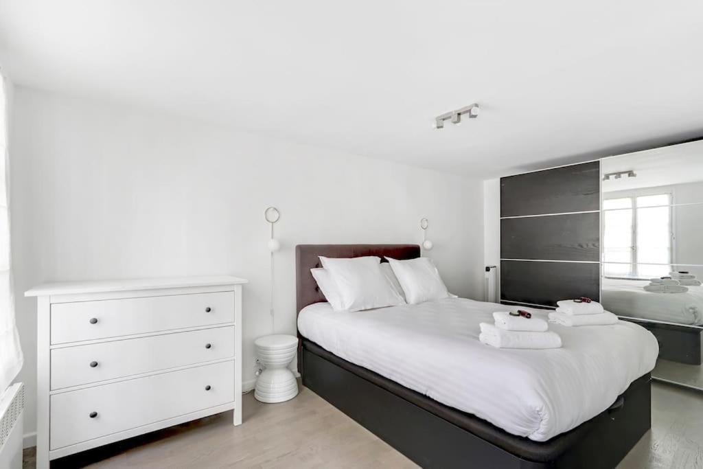 Off Bright In Heart Of Marais Apartment
