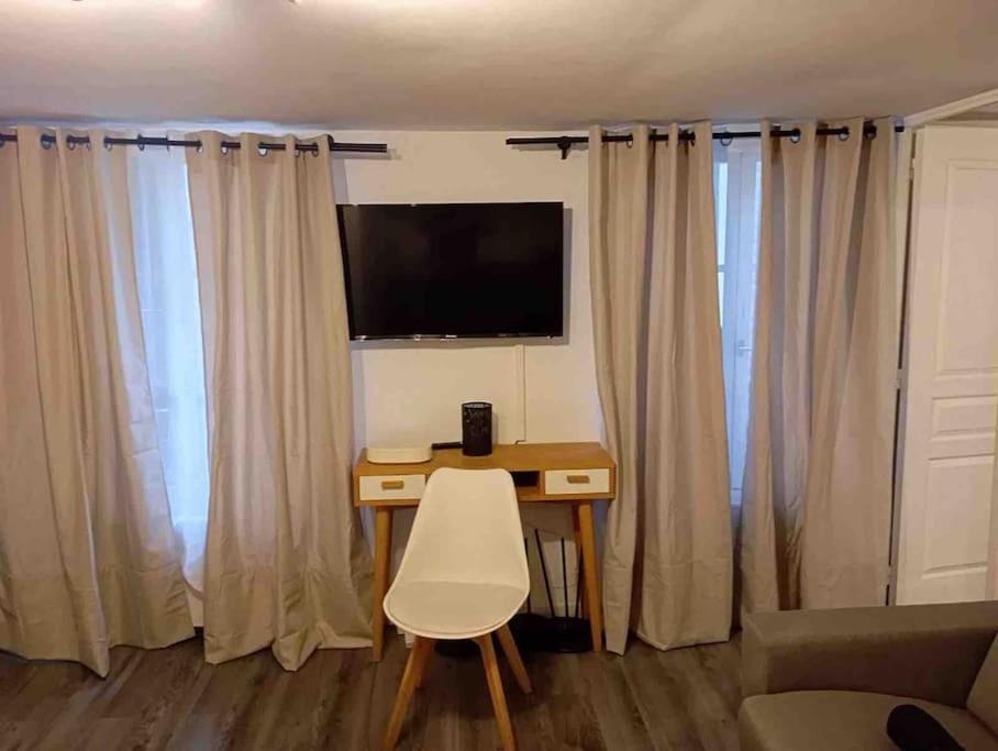 Off Bright In Heart Of Marais Apartment