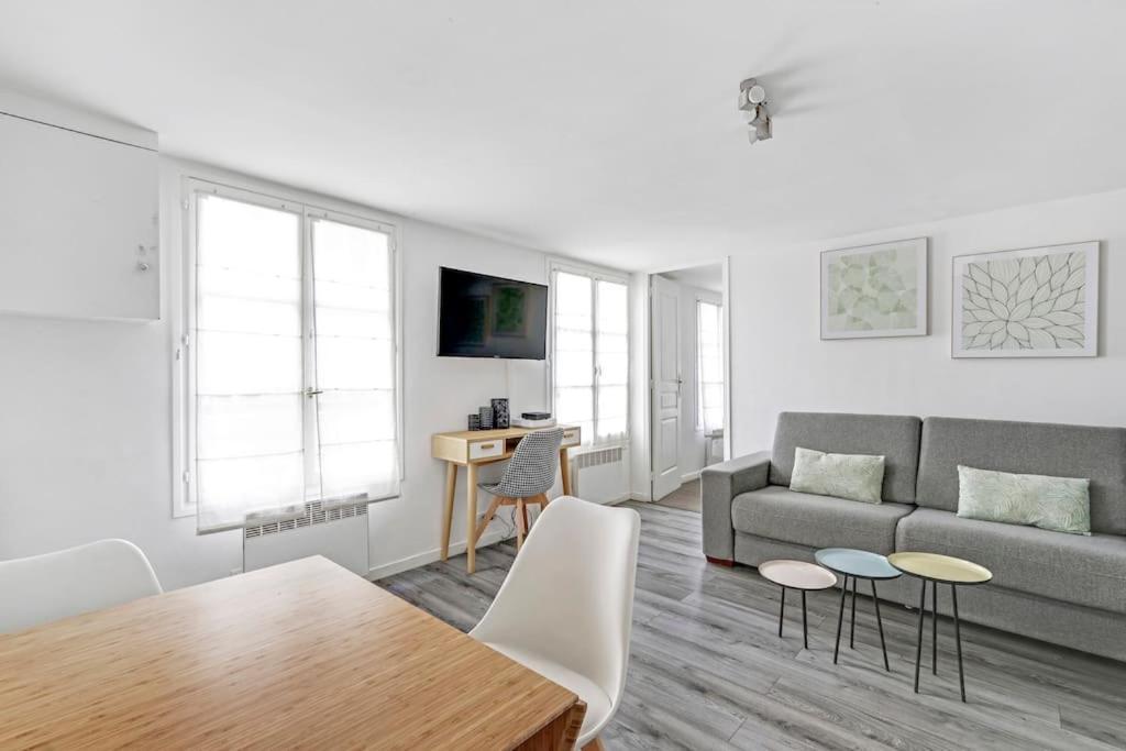 Off Bright In Heart Of Marais Apartment Paris