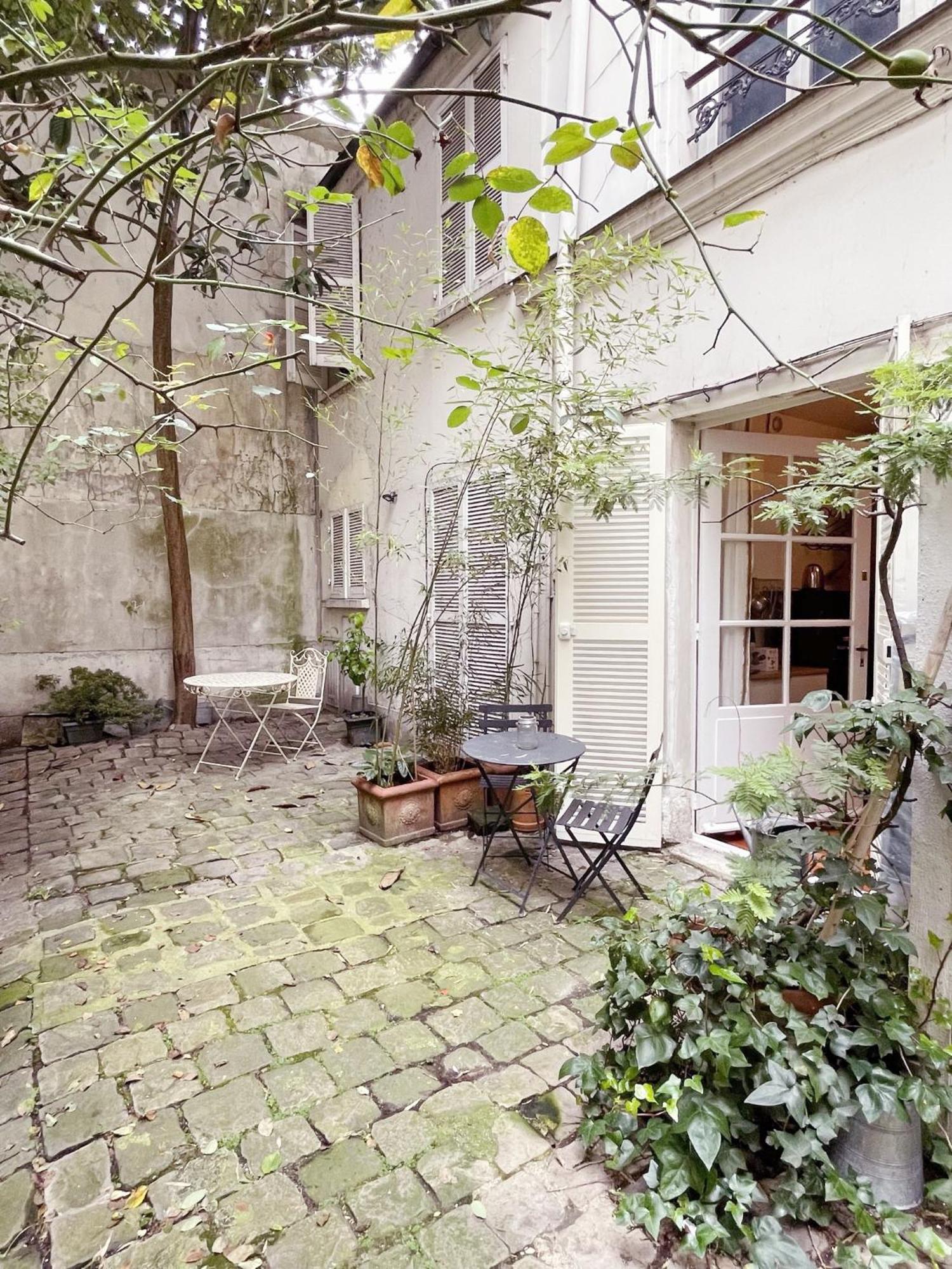 Chic Neighborhood Charming Courtyard 7th