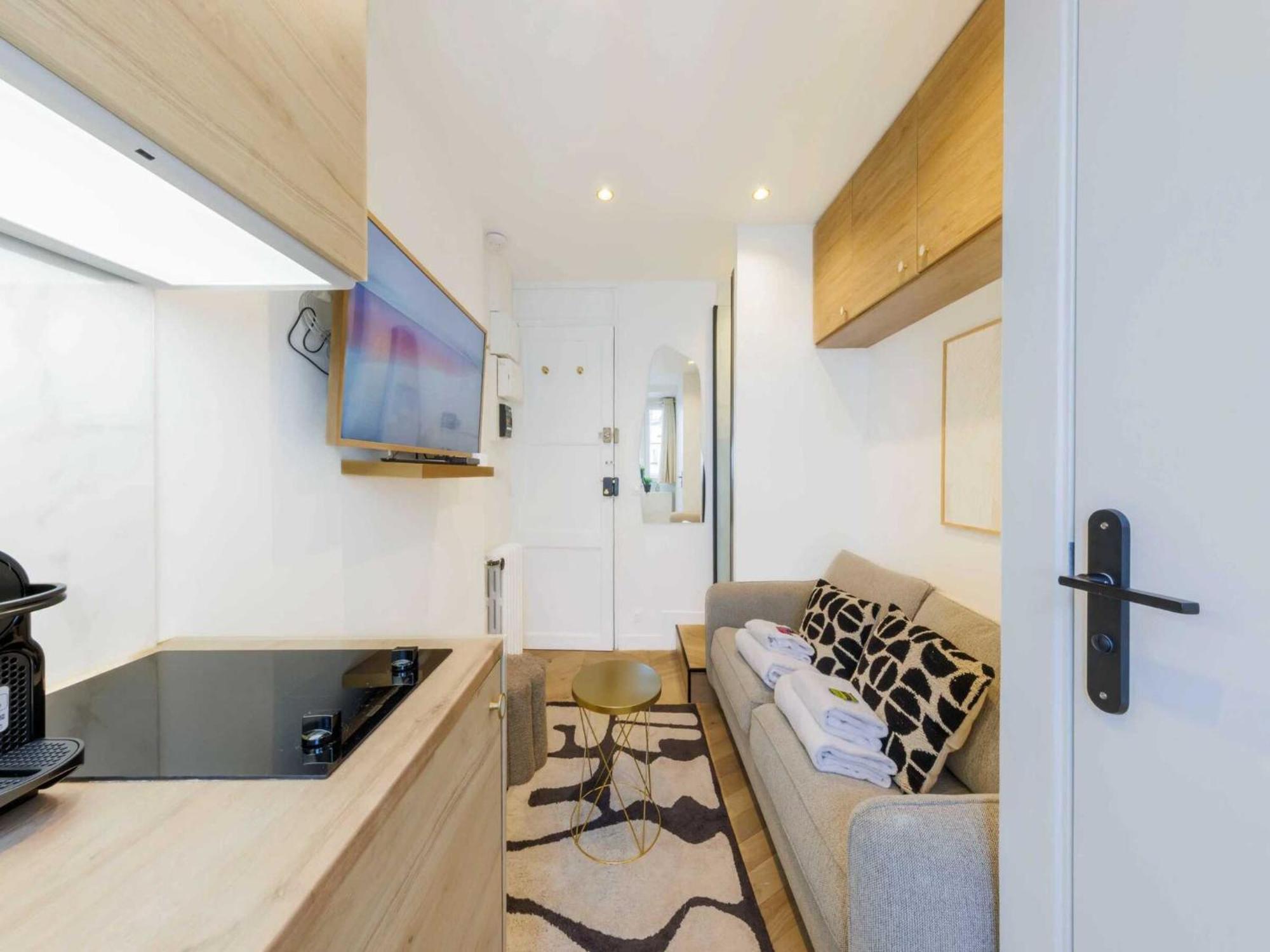 Apartment In The Heart Of Eiffel Tower Paris
