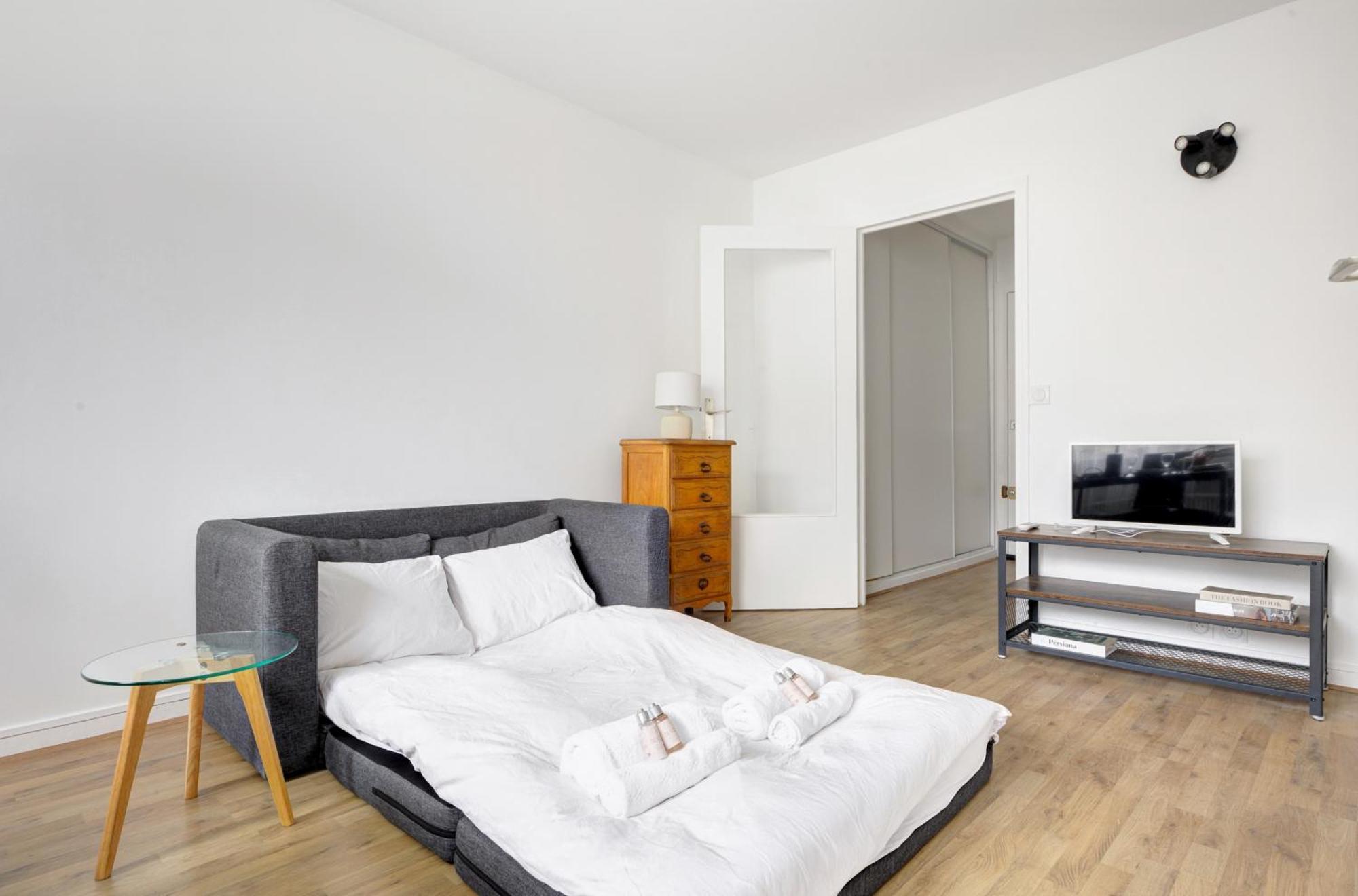 Lea Beautiful Parisian Apartment Paris