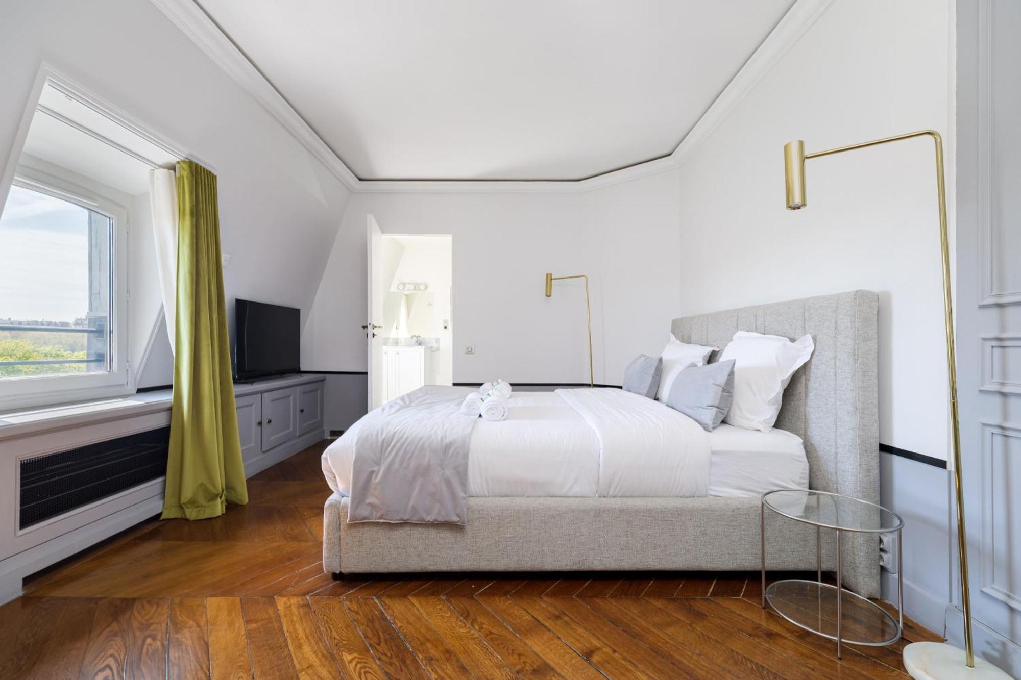 Luxury - Avenue Montaigne Apartment
