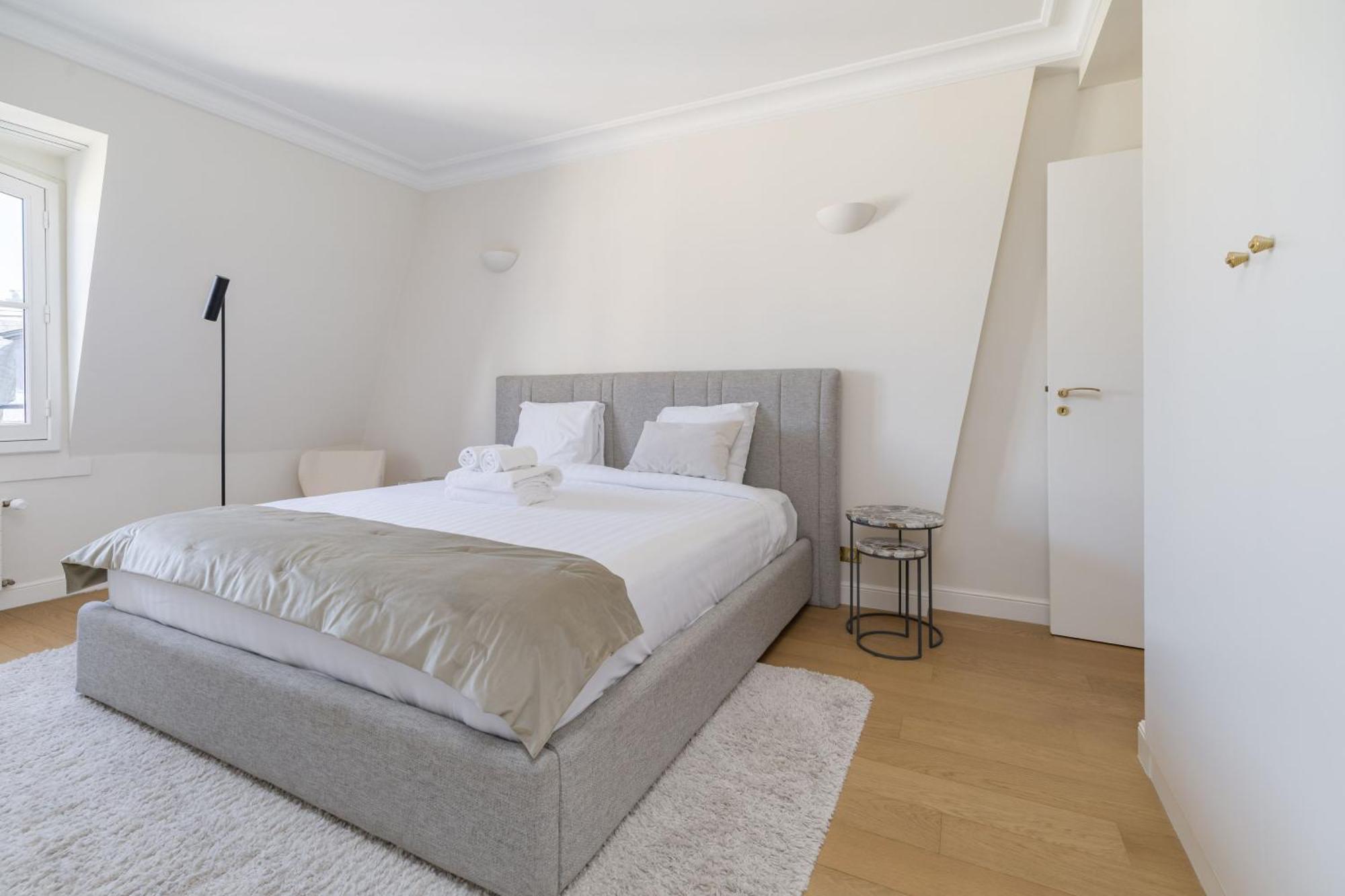 Luxury - Avenue Montaigne Apartment *