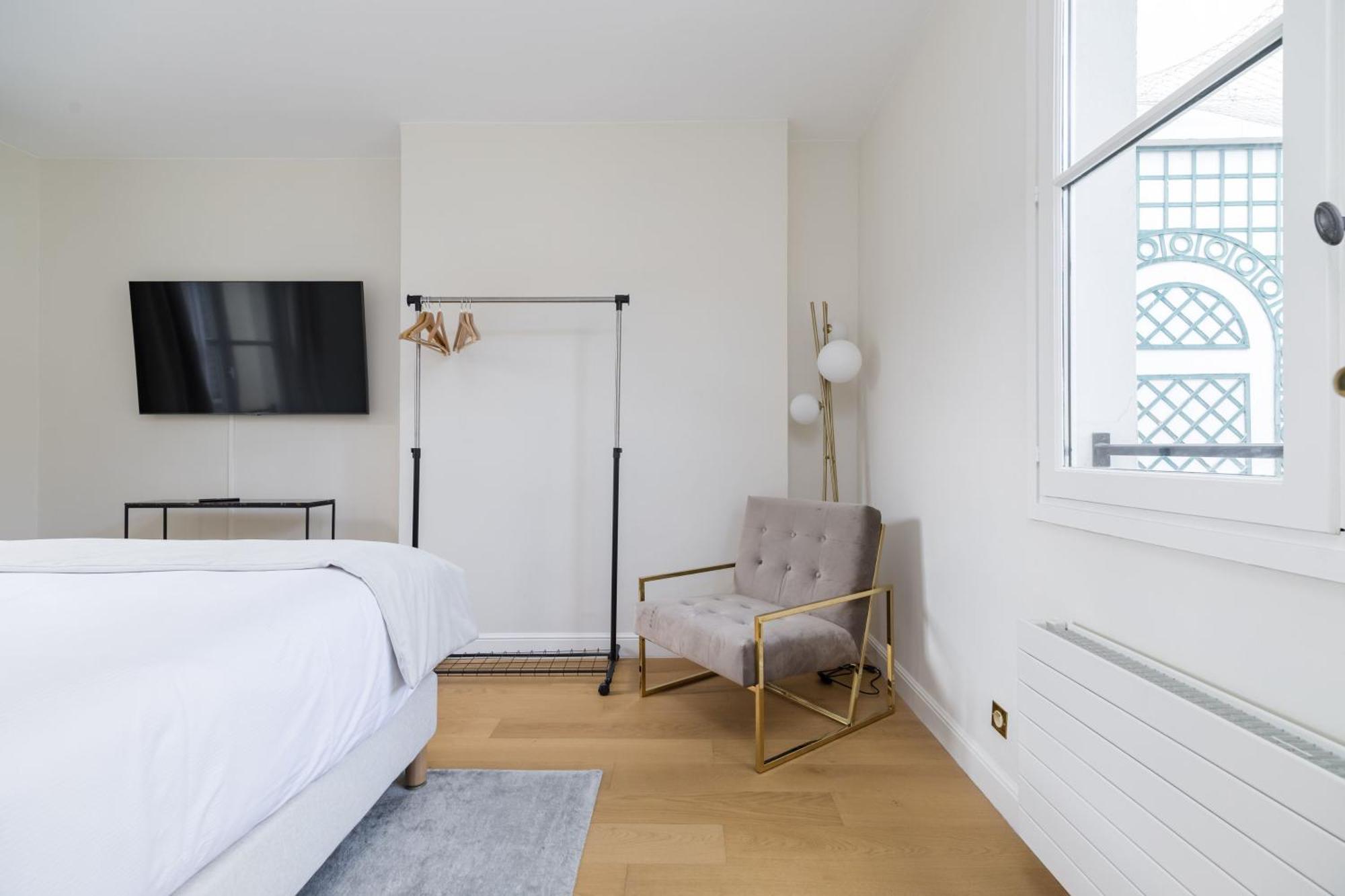 Luxury - Avenue Montaigne Paris