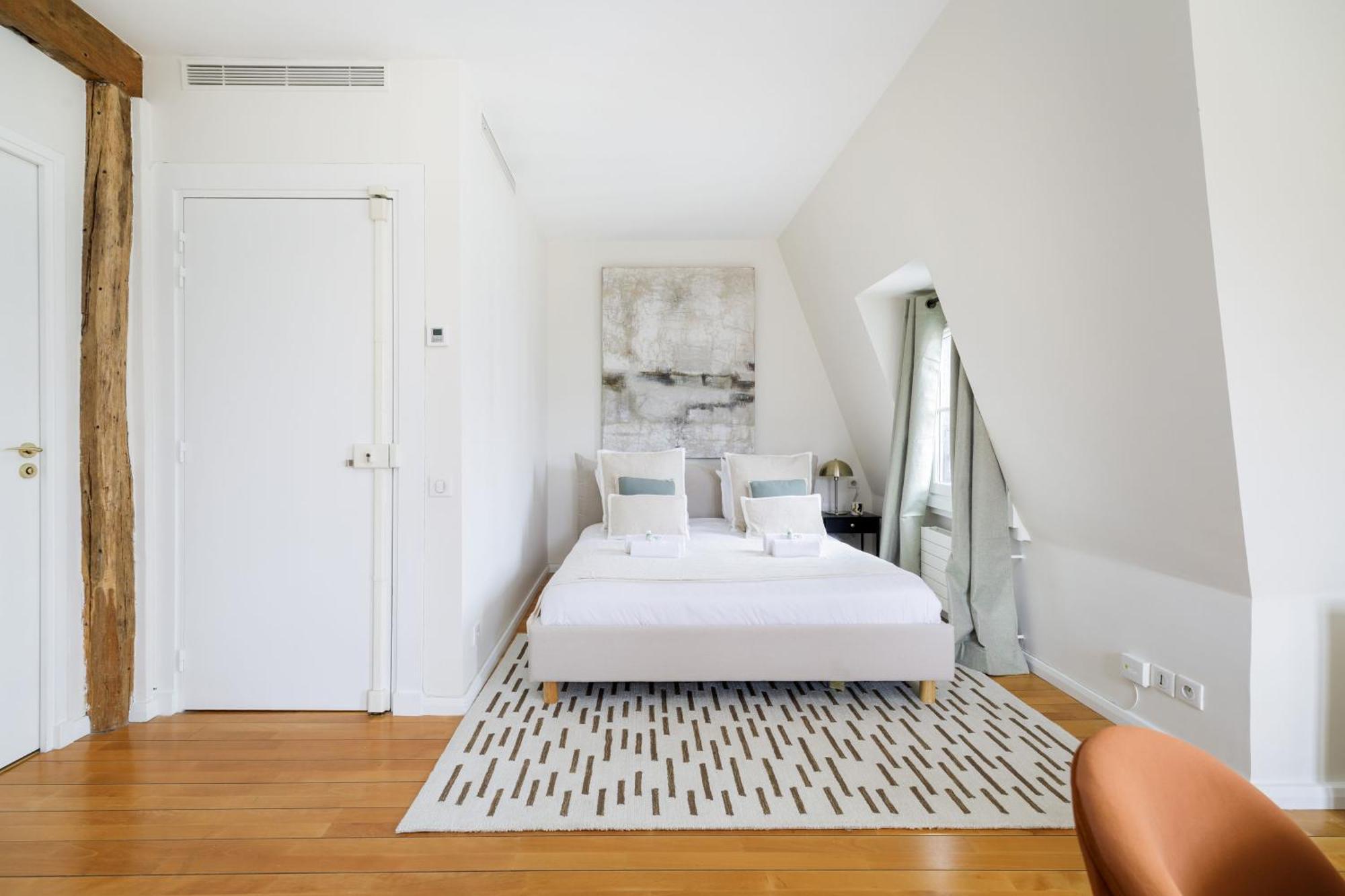 Luxury - Avenue Montaigne Apartment *