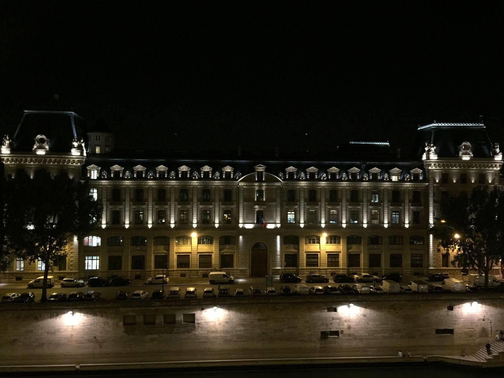 Les Rives De Notre-dame Paris