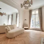 Superbe Haussmannien Aux Prestations Luxueuses