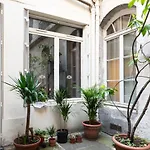 Bright Studio Of 25 M In The Heart Of Paris 4Th