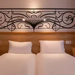 Au Pacific Hotel
