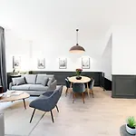 Livinparis - Luxury 3 Bedrooms Republique I