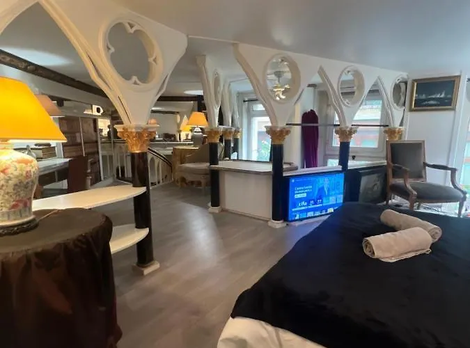 Av Montaigne Champs Elysee Paris