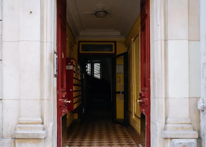 Quirky 1 Bedroom Flat In Paris