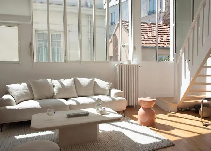 Triplex Lumineux Avec Balcon - 500M Champs Elysees