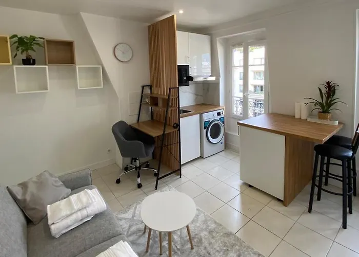 Superb Studio With Eiffel Tower View