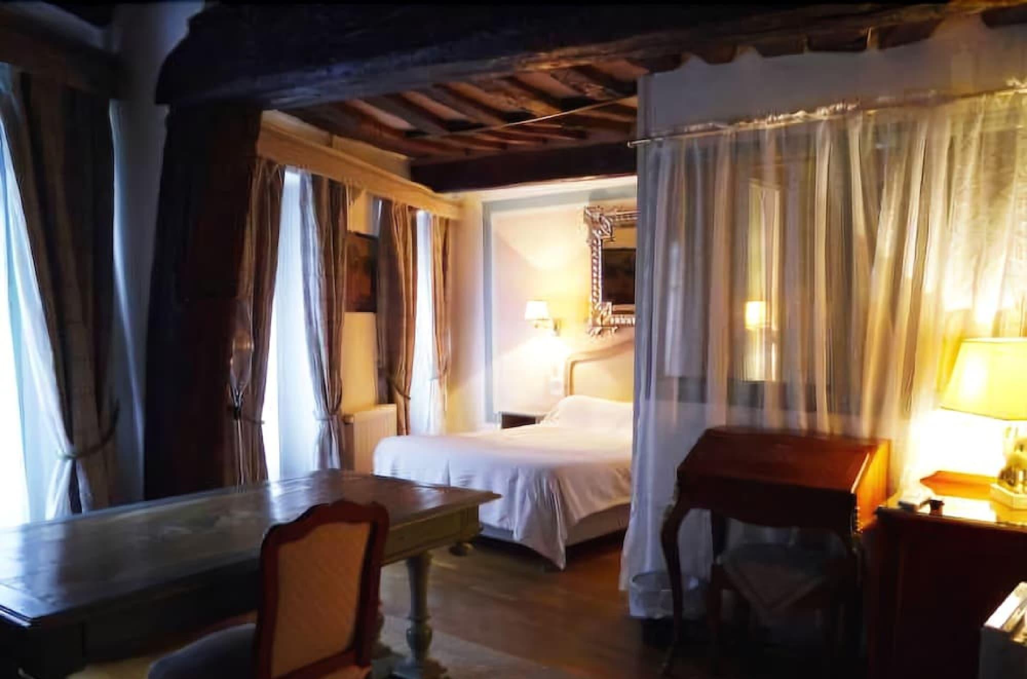 Hotel Les Degrés De Notre Dame 3*