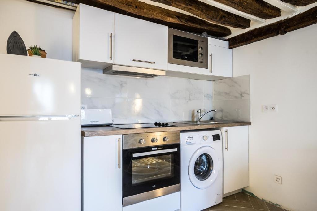 Typical Parisian Flat In Le Marais Apartment *