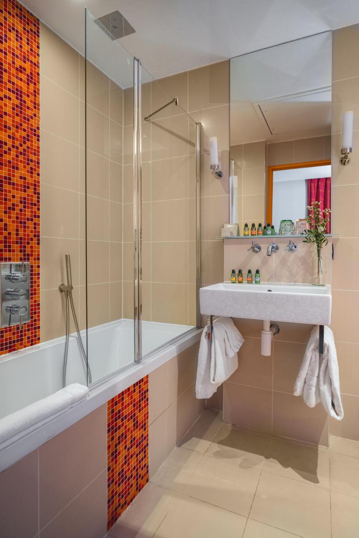 Le Petit 4* Paris