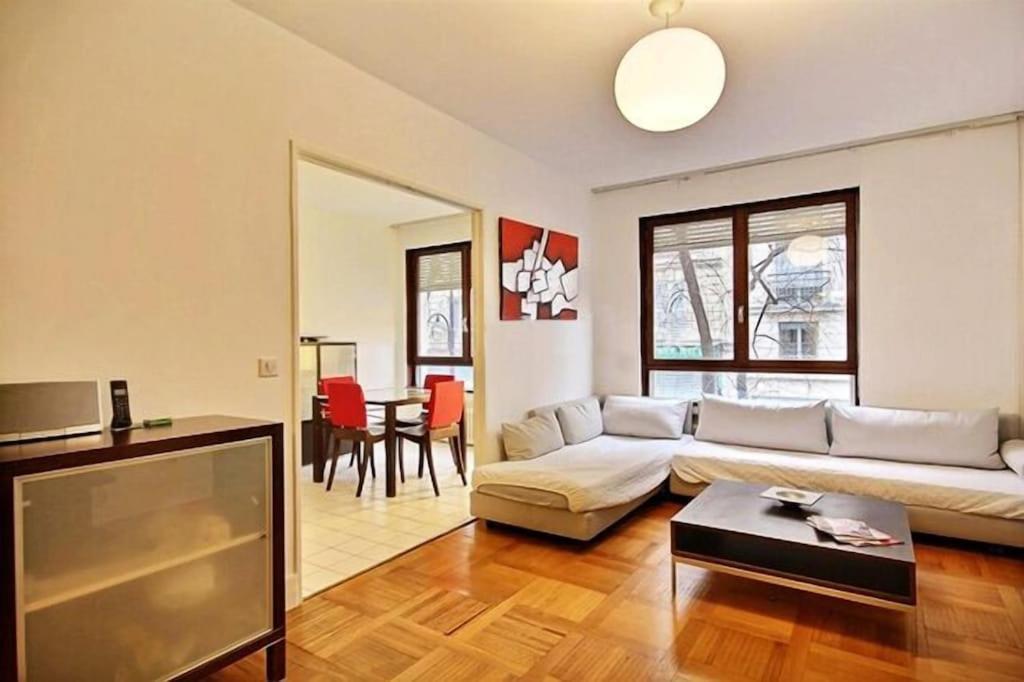 The Atrium: Luxe Parisian Retreat Near Eiffel Tower Apartment *