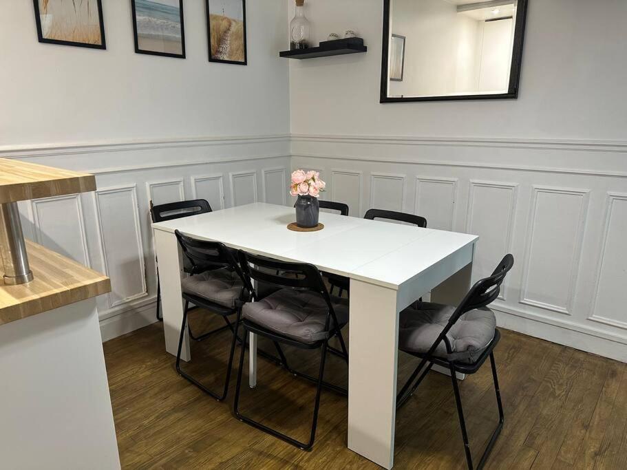 3 Pieces Champs-elysees, Ternes, Porte Maillot, 17eme Apartment *