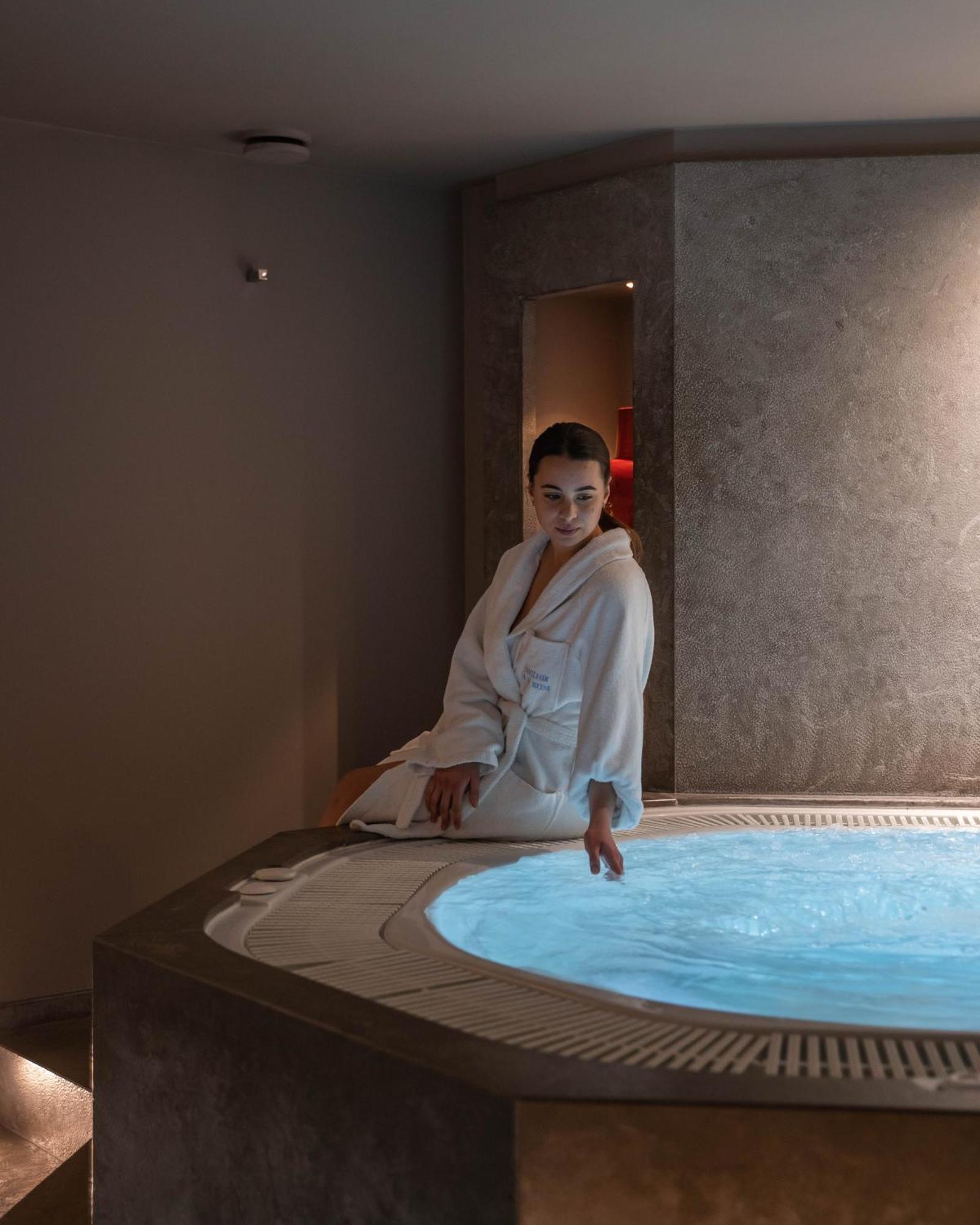 Le Pavillon De La Reine Hotel 5*