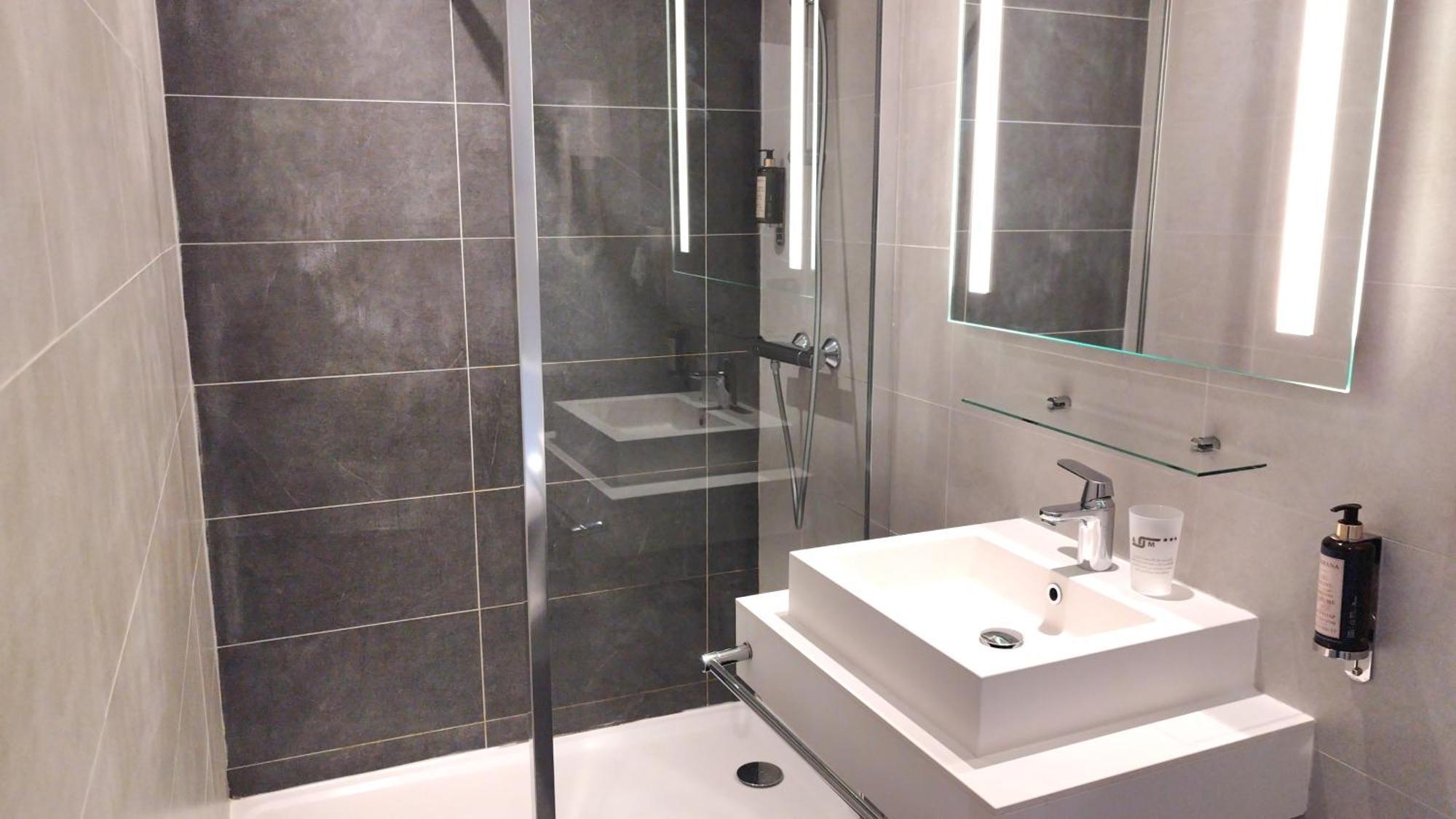 Avia Saphir Montparnasse Hotel 3*
