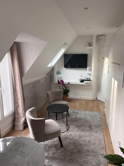 R - Apartment *