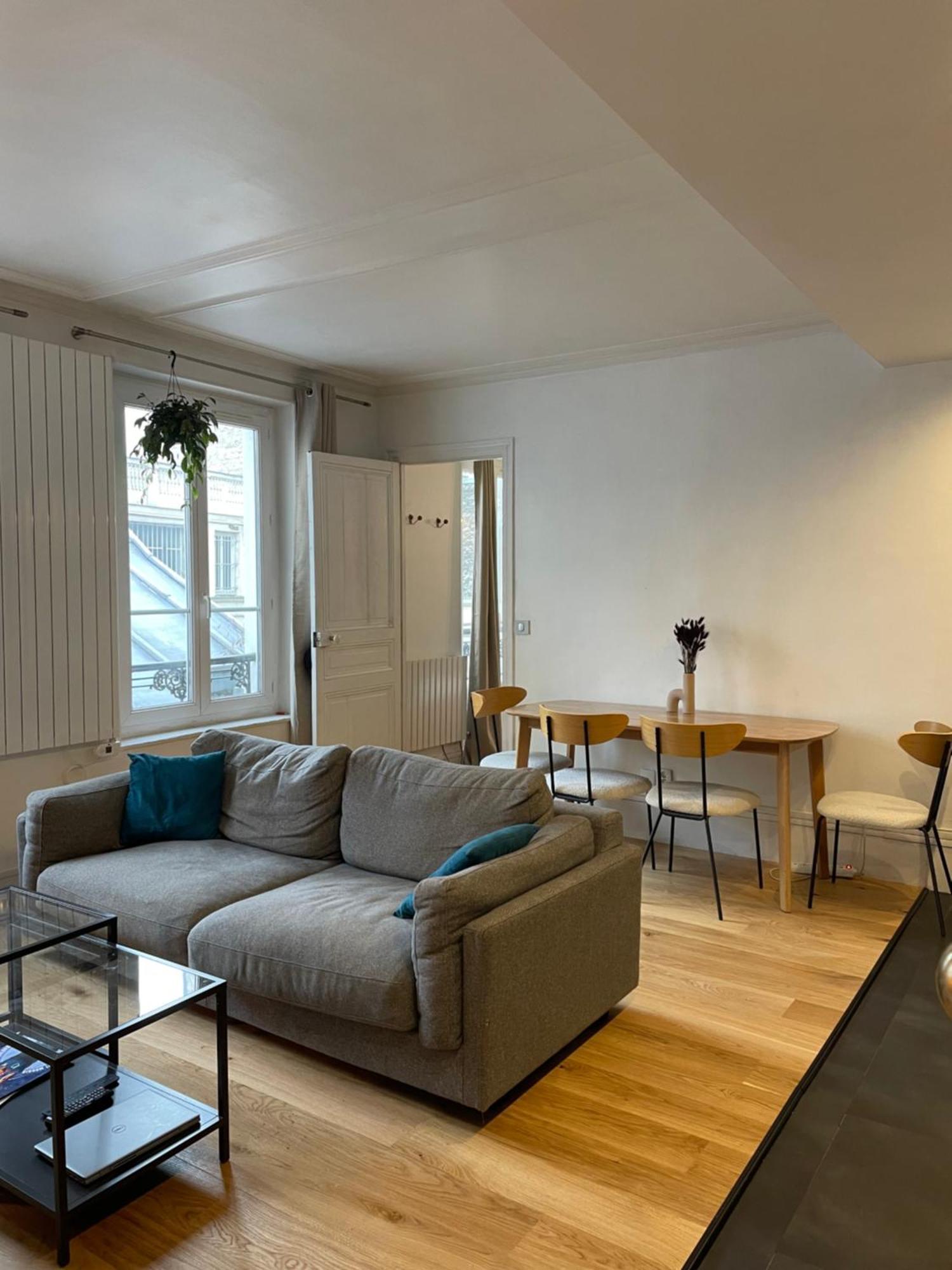 Batignolles-montmartre / Mathieu Apartment *