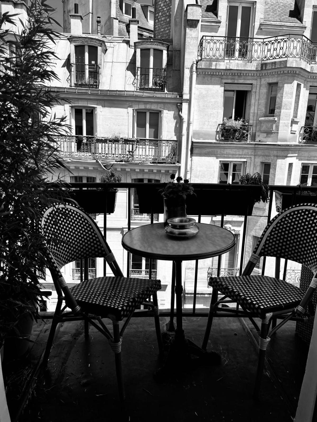 Vue Moulin Rouge Apartment