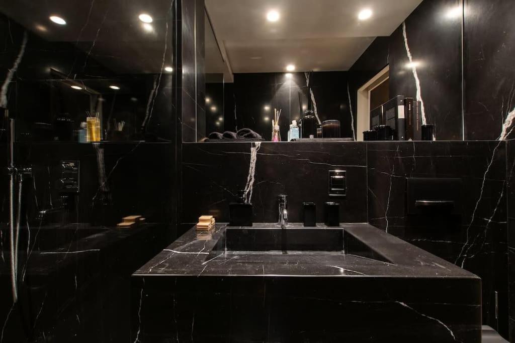 De Luxe Avenue Montaigne *