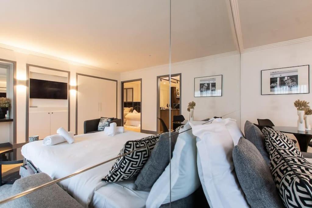 De Luxe Avenue Montaigne Paris