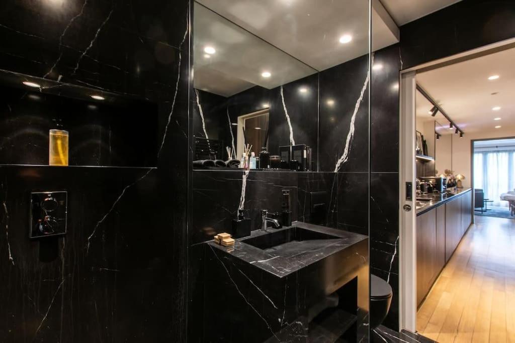 De Luxe Avenue Montaigne * Paris