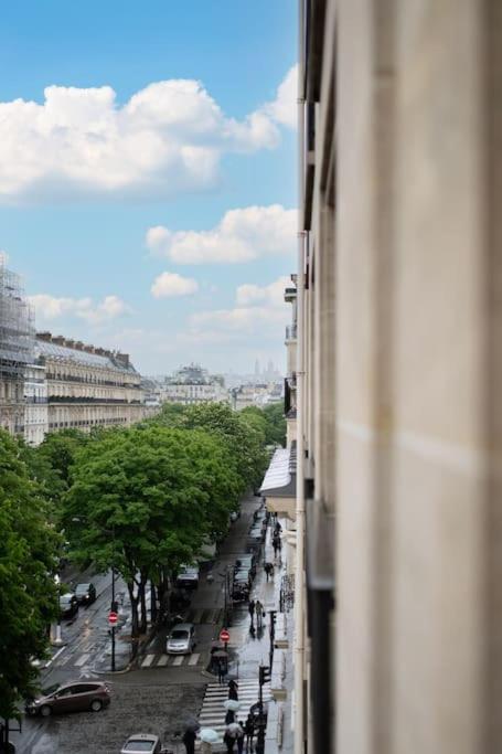 De Luxe Avenue Montaigne Apartment *