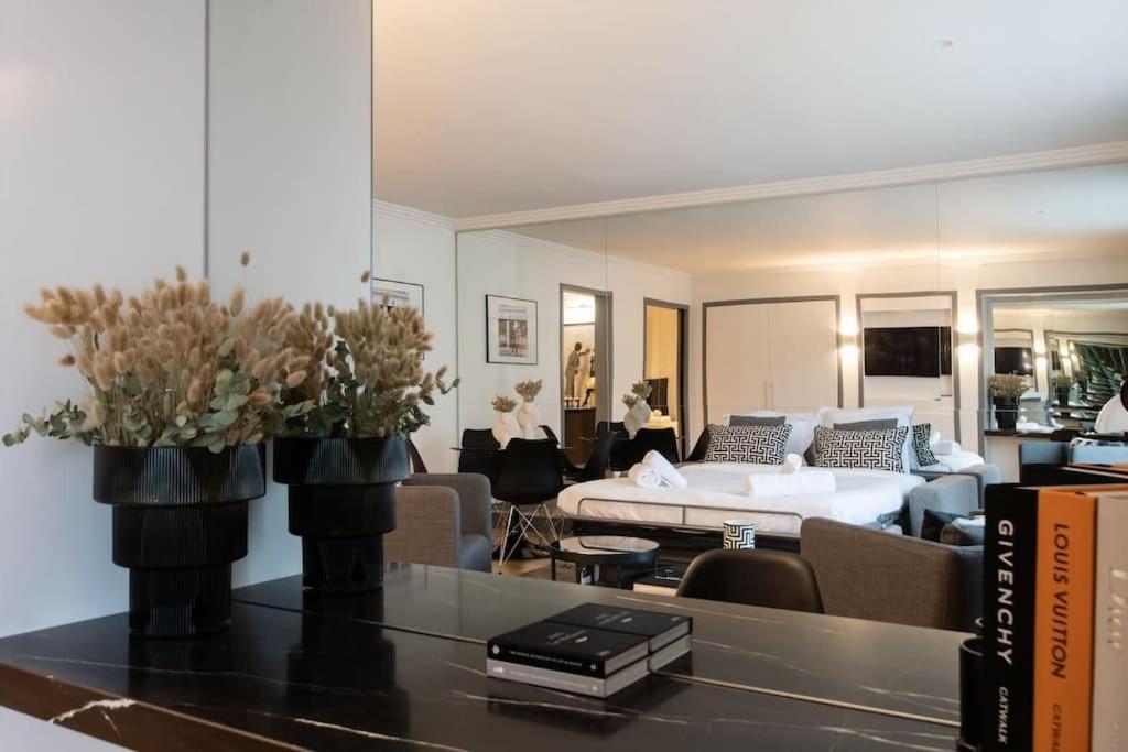 De Luxe Avenue Montaigne
