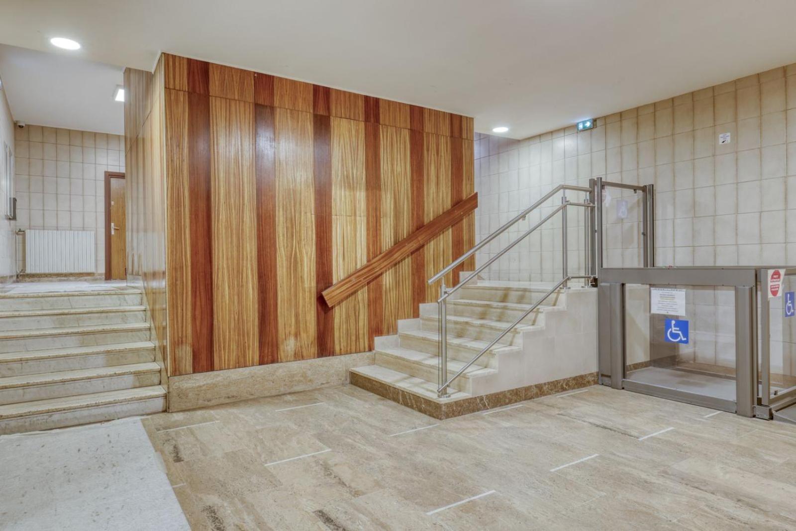 Apartment Light & Warm Flat With Balcony - Heart Of 15 *