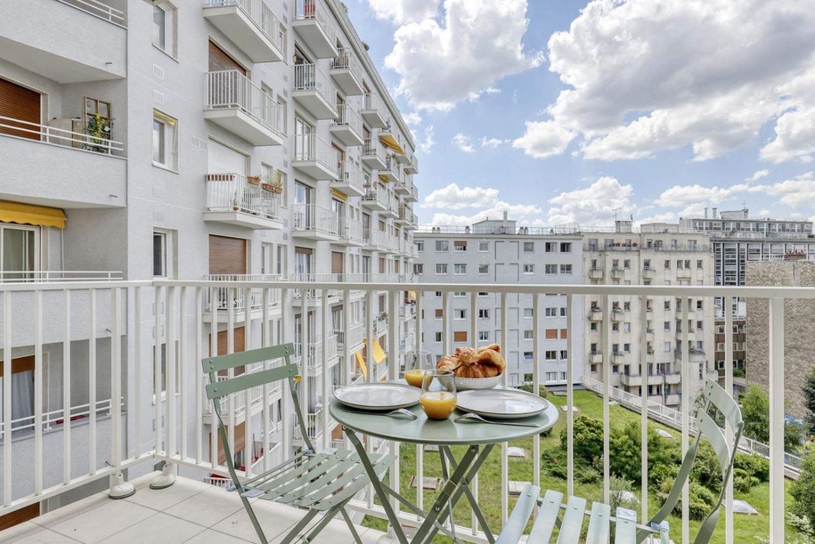 Apartment Light & Warm Flat With Balcony - Heart Of 15