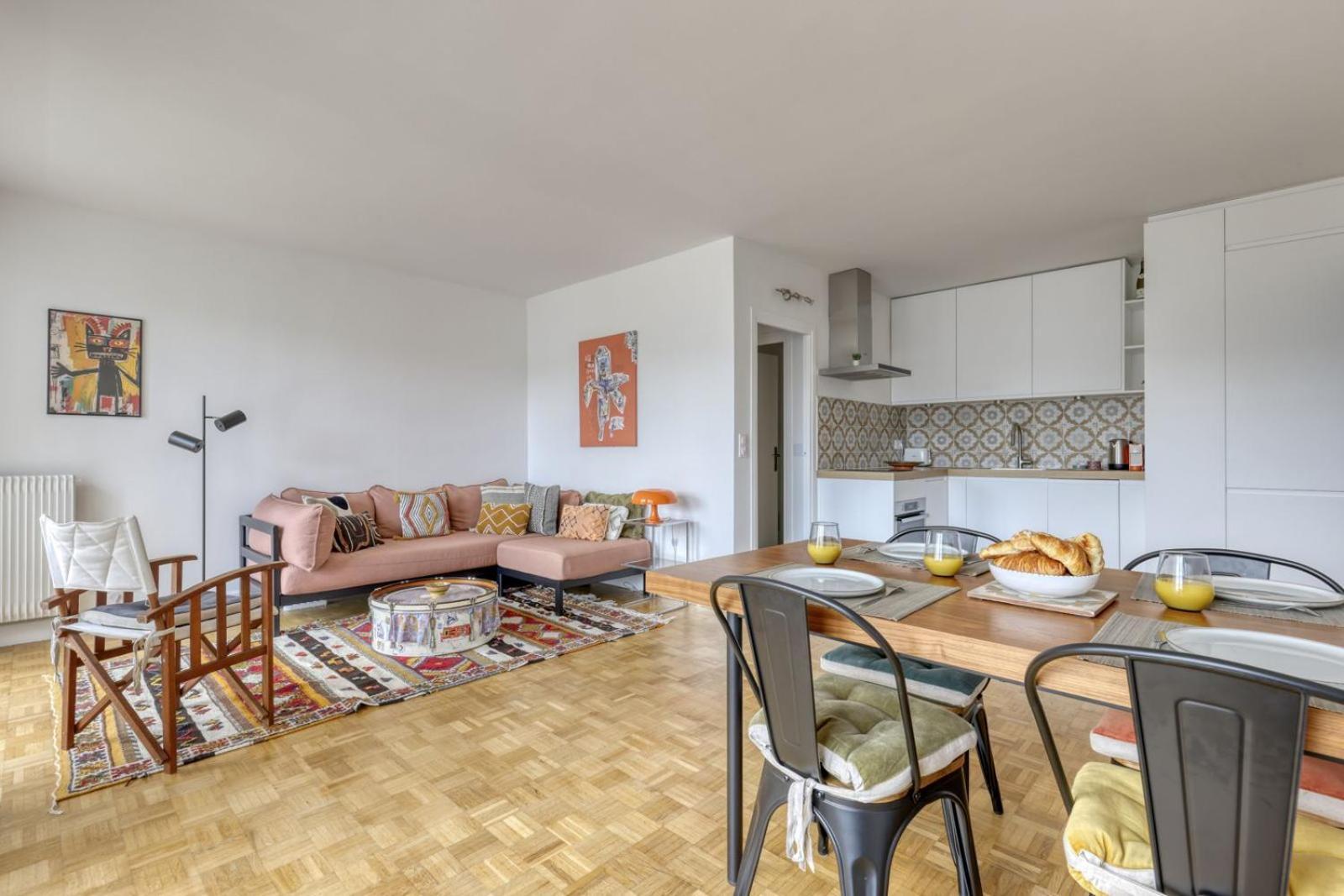 Light & Warm Flat With Balcony - Heart Of 15 *