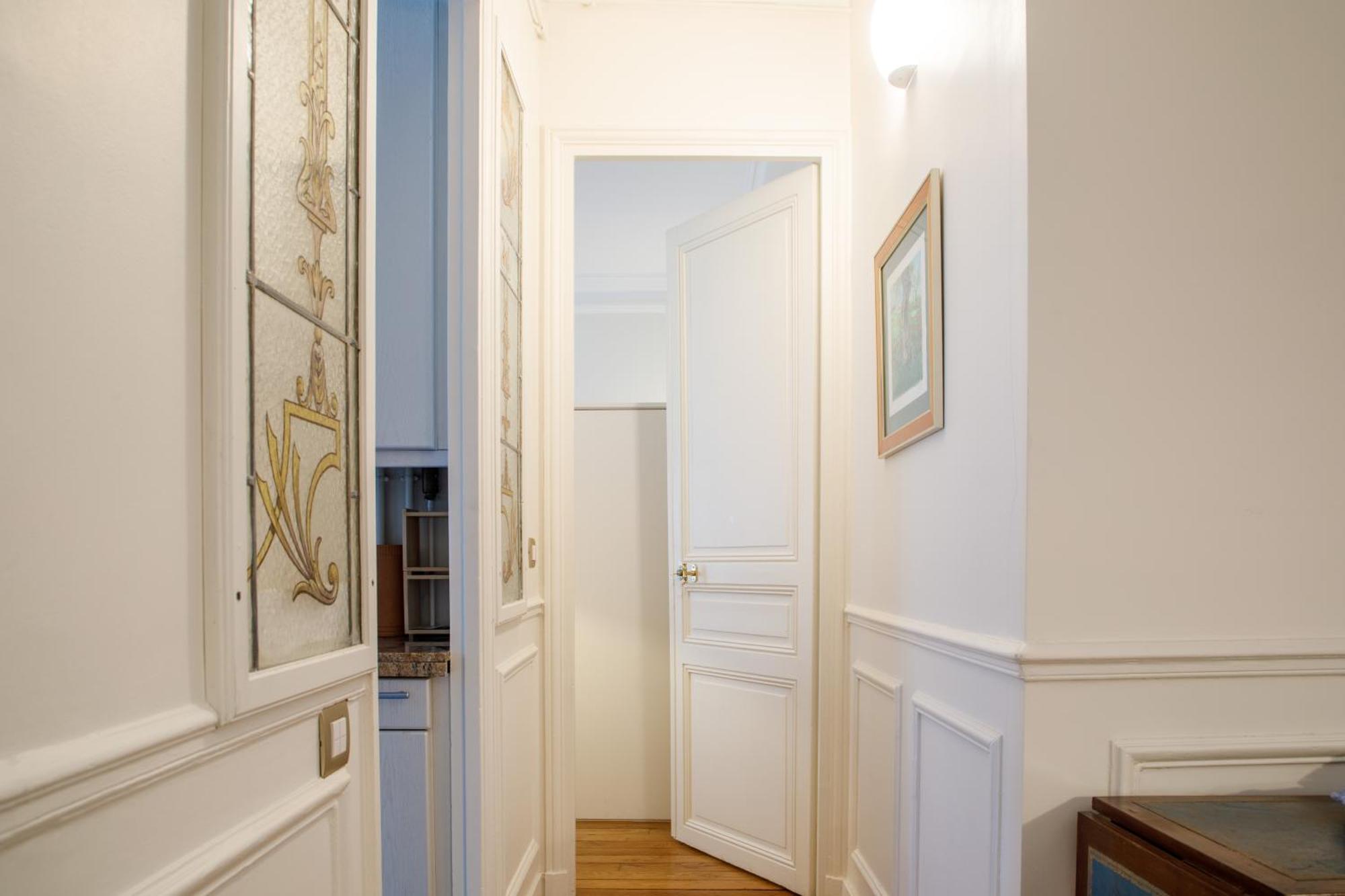 Stylishly Decorated 2bd Montmatre!