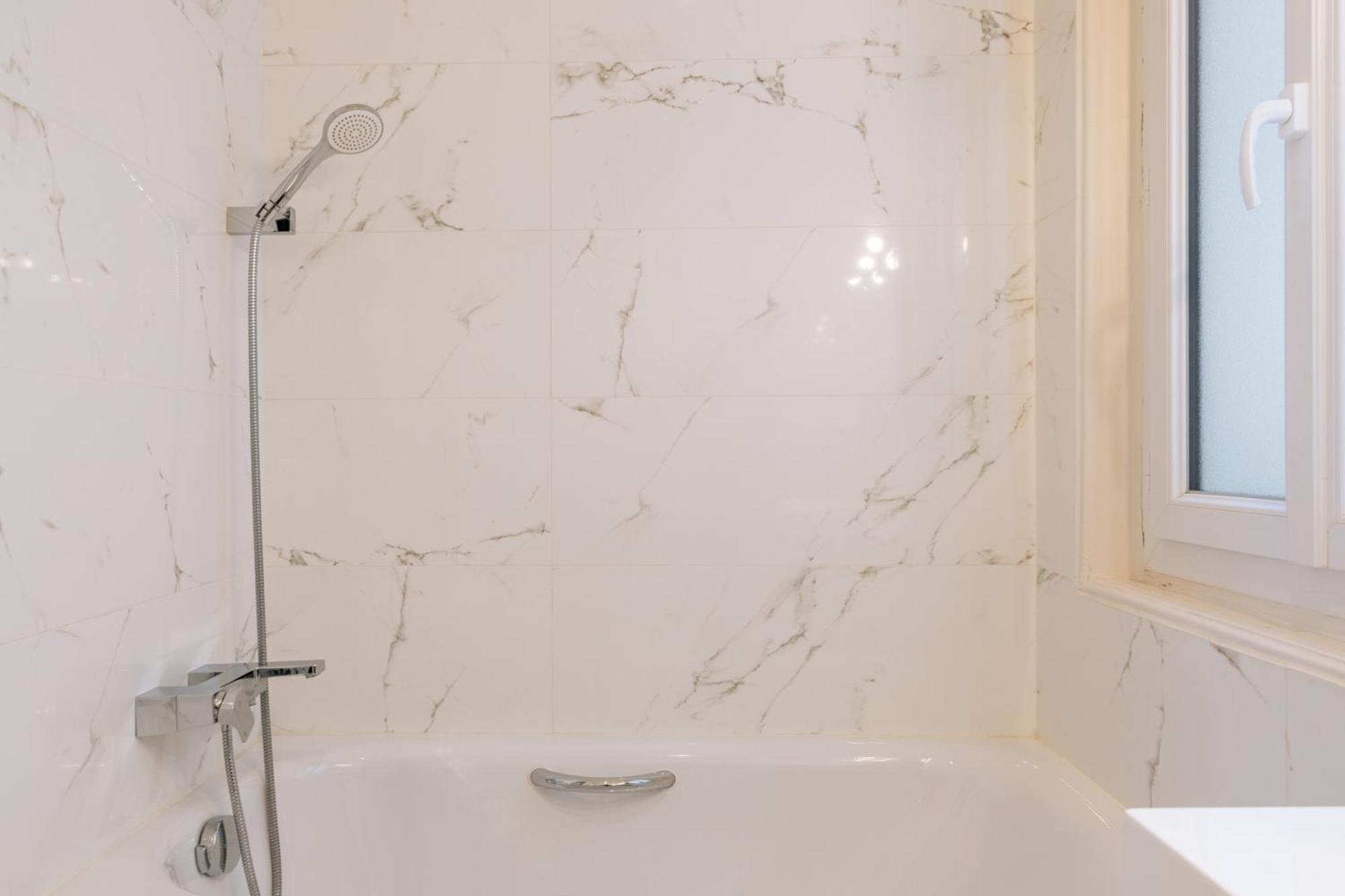 Apartment Stylishly Decorated 2bd Montmatre!