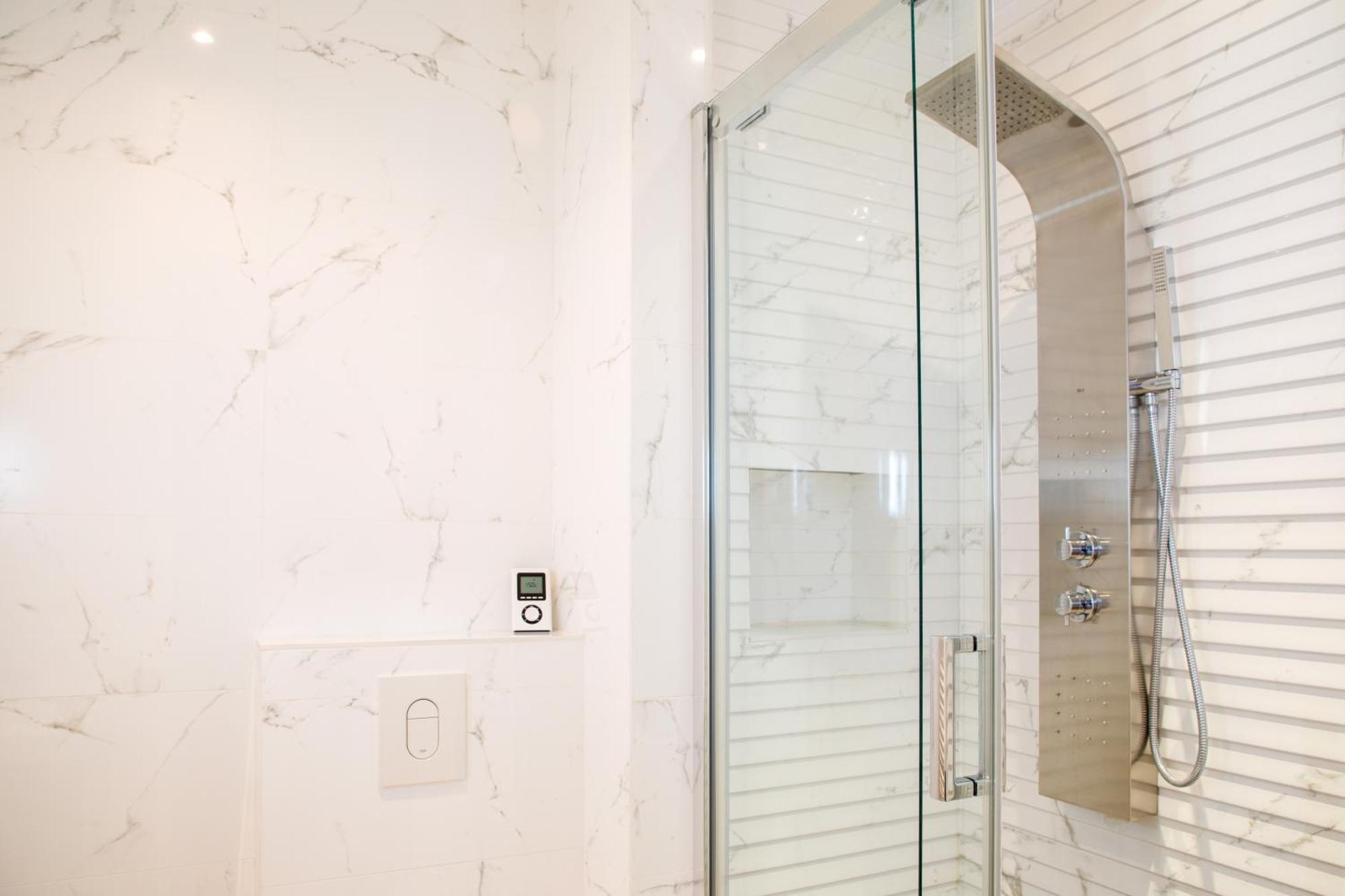 Stylishly Decorated 2bd Montmatre!