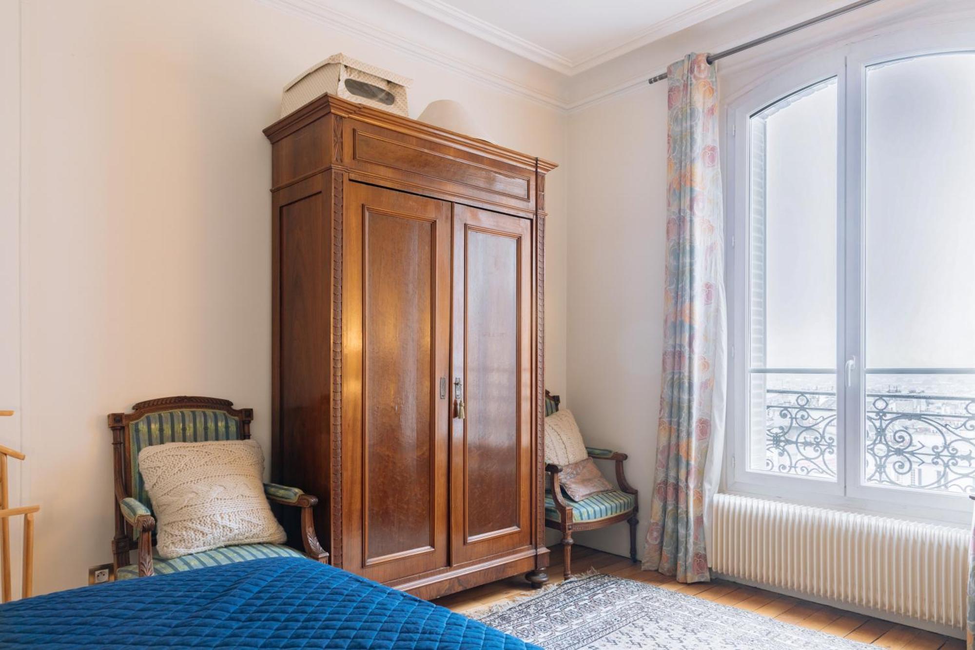 Stylishly Decorated 2bd Montmatre!
