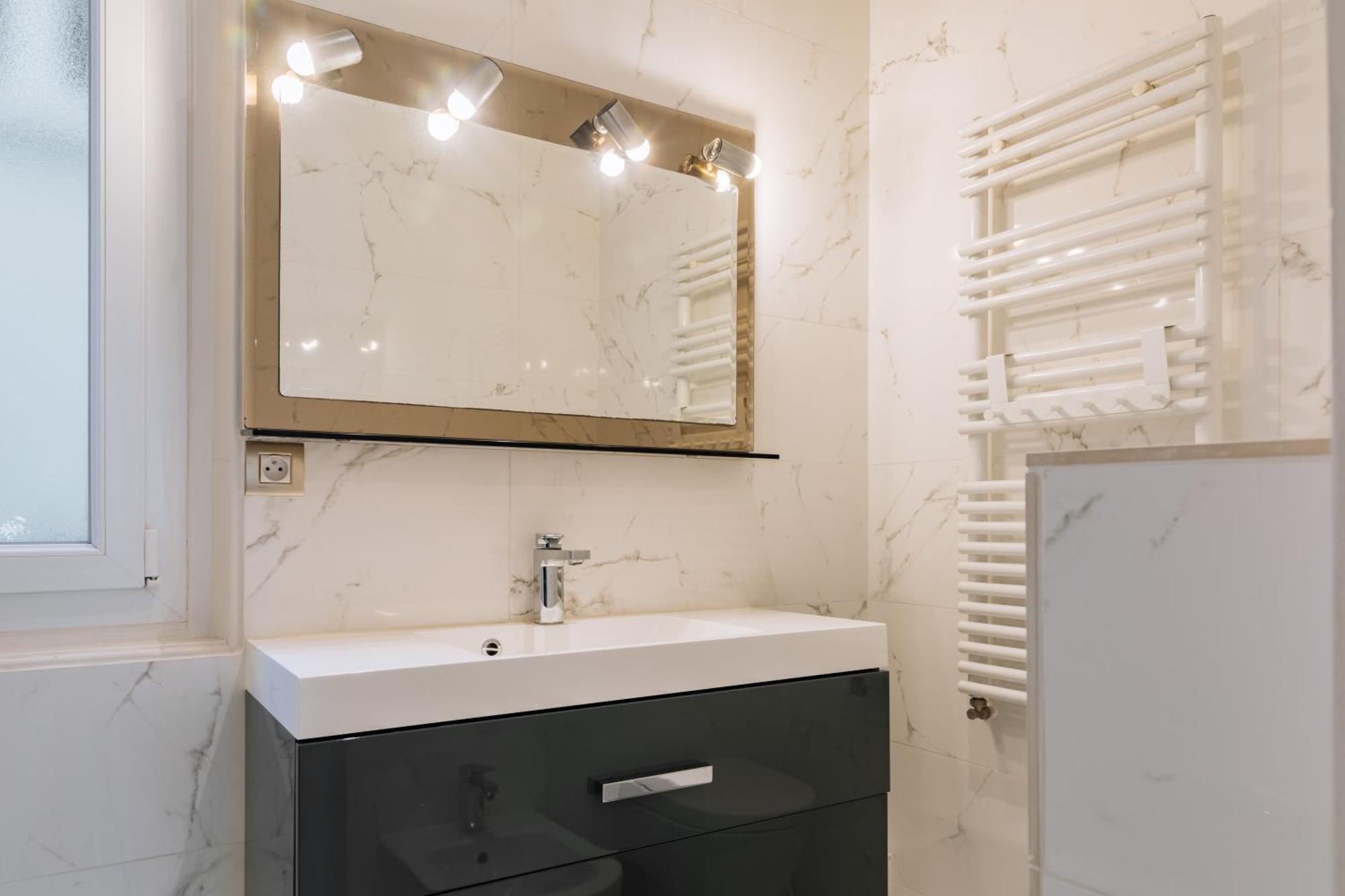 Stylishly Decorated 2bd Montmatre! Apartment *